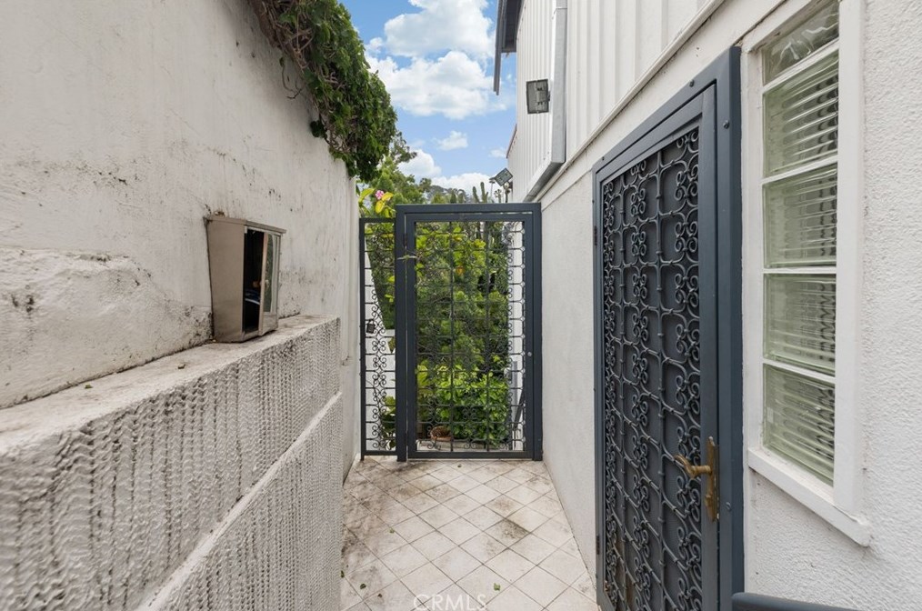 3223 Larissa Dr, Los Angeles CA  90026-6221 exterior