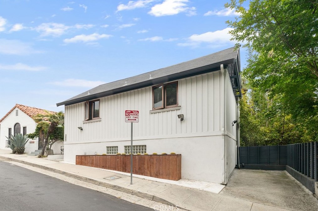 3223 Larissa Dr, Los Angeles, CA 90026-6221