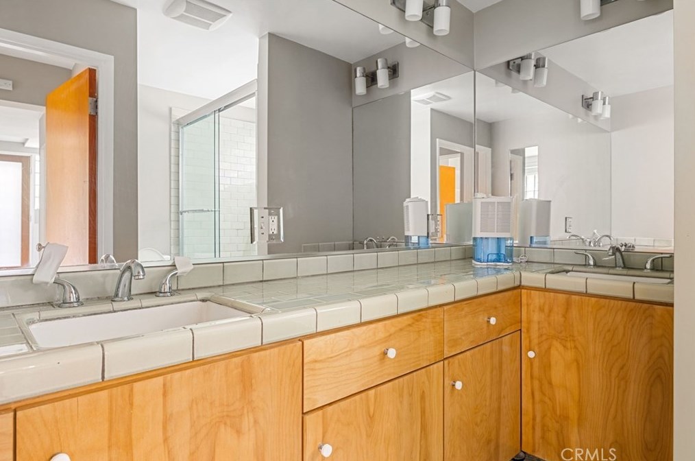 3223 Larissa Dr, Los Angeles CA  90026-6221 exterior