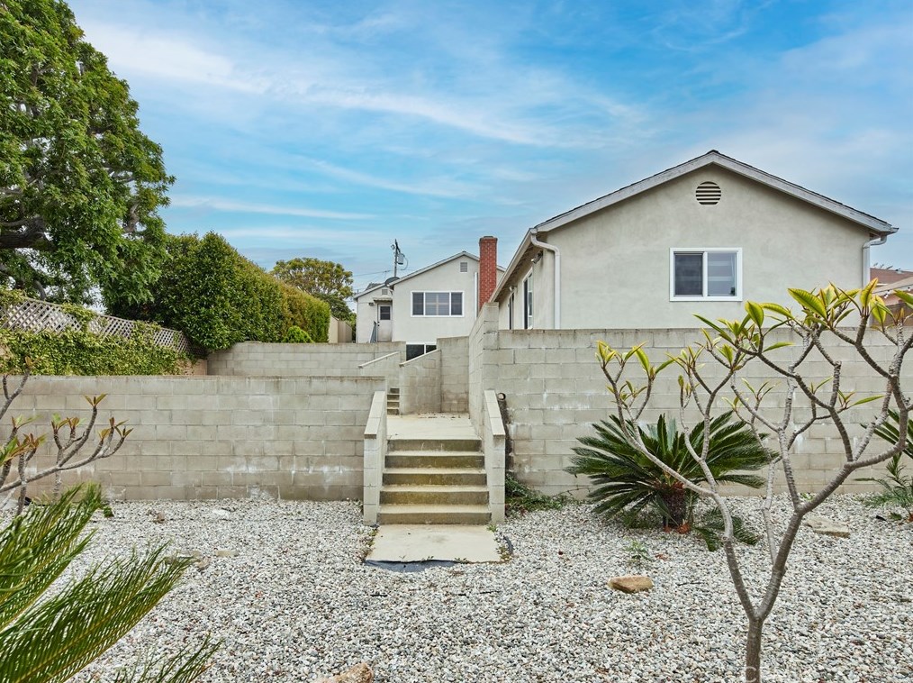 209 Oak Ave, El Segundo CA 90245-5229 exterior