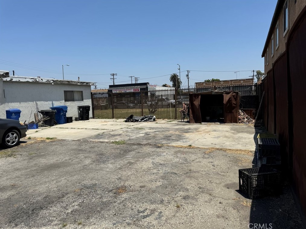 10905 Main St, Los Angeles CA  90061-2027 exterior