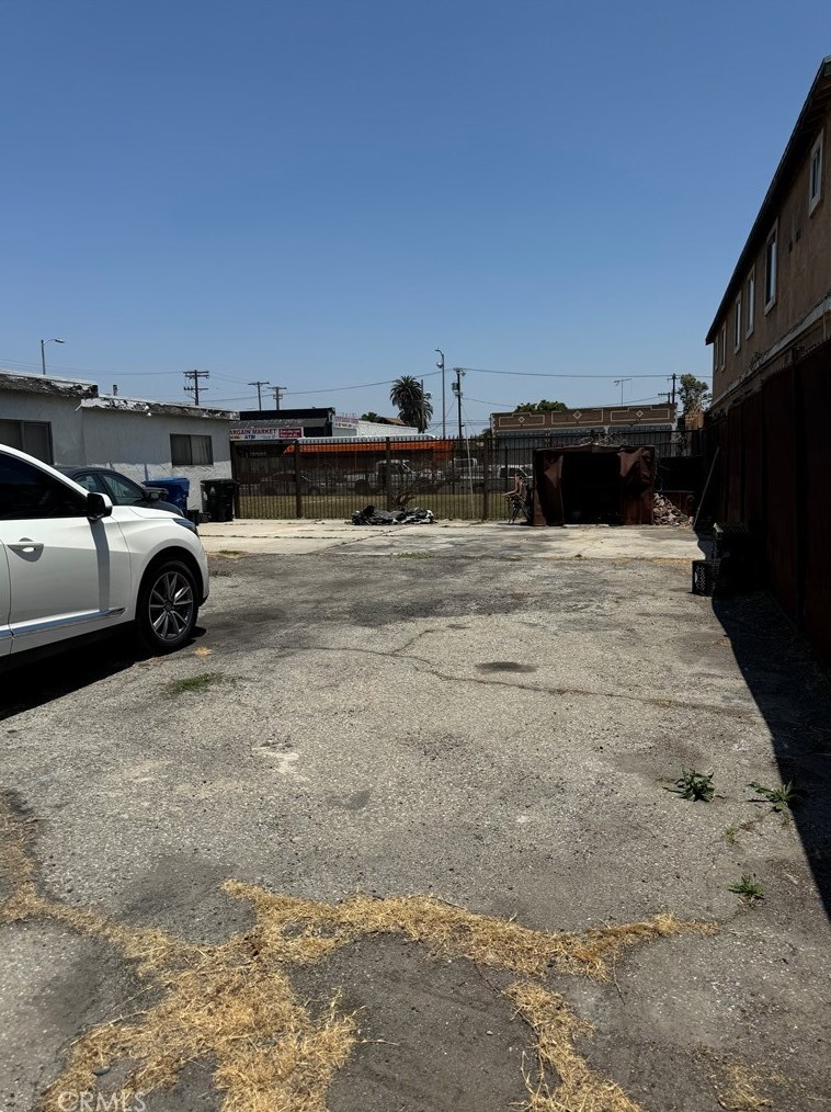 10905 Main St, Los Angeles CA  90061-2027 exterior