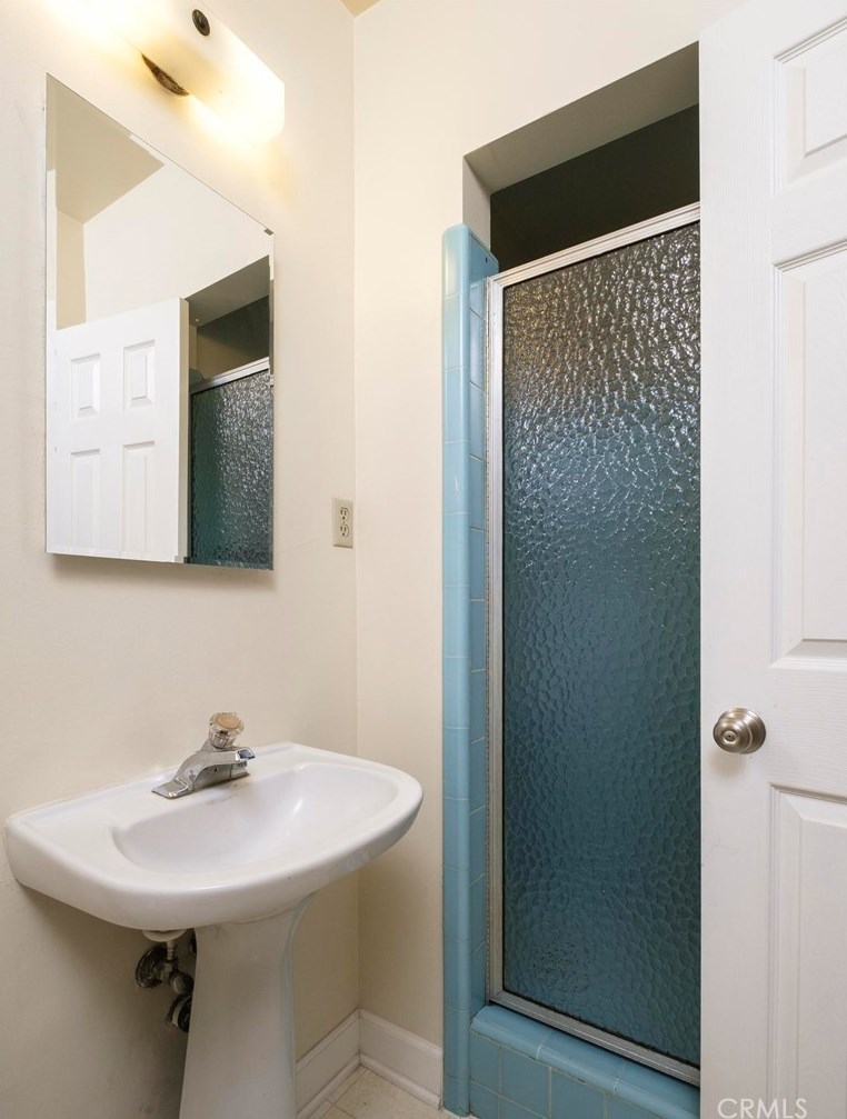 3840 Norton Ave, Los Angeles CA  90008-1943 exterior