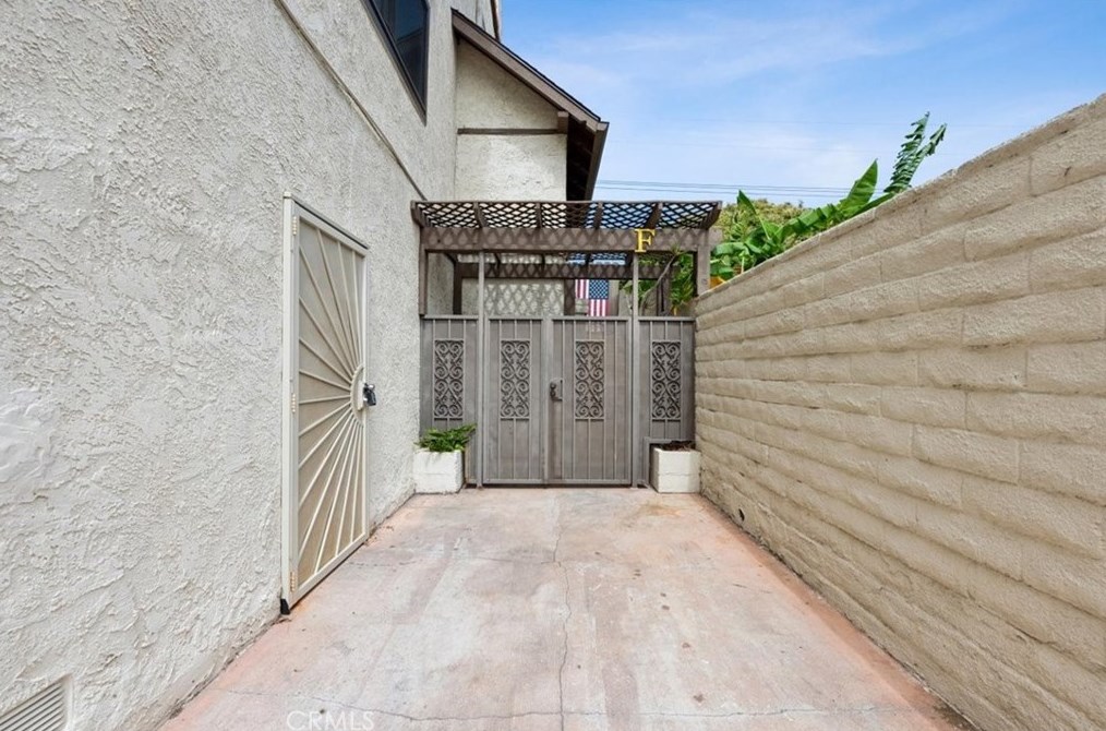 104 Prospect Ave, Redondo Beach CA  90277-3224 exterior