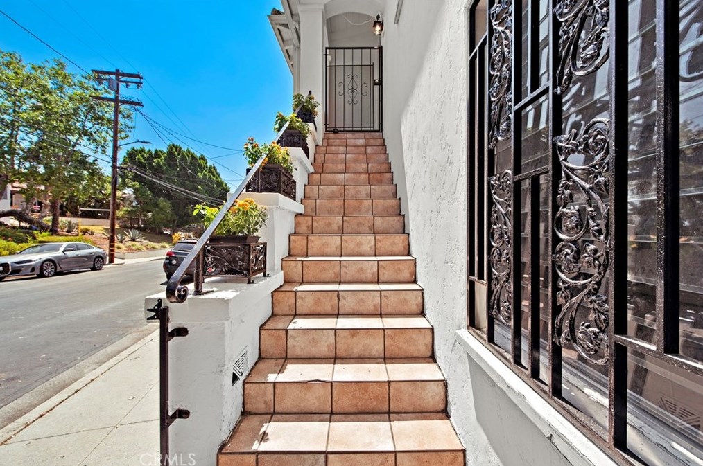 2640 Waverly Dr, Los Angeles, CA 90039-2725