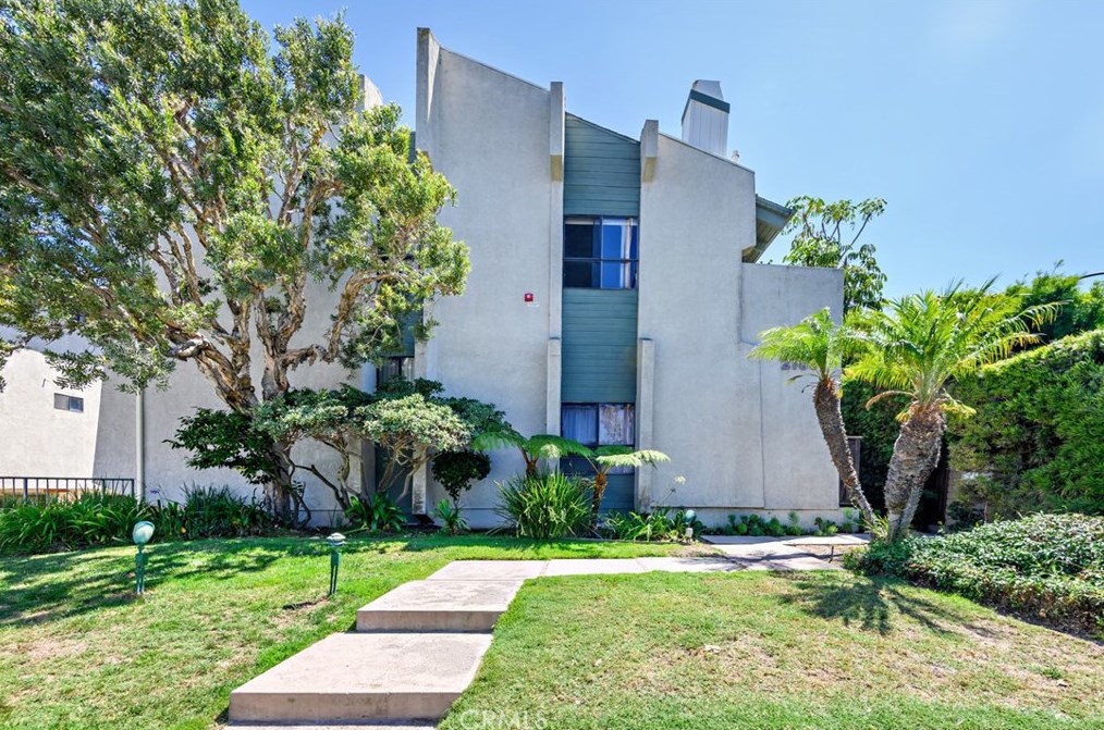 2106 Vanderbilt Ln, Redondo Beach, CA 90278-3055