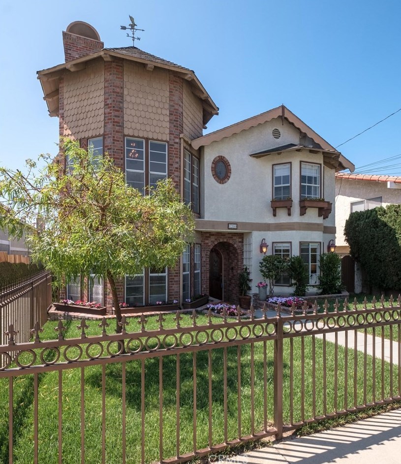 2204 Clark Ln, Redondo Beach, CA 90278-4304