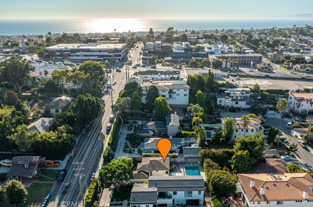 1141 2nd St, Manhattan Beach, CA 90266-6834