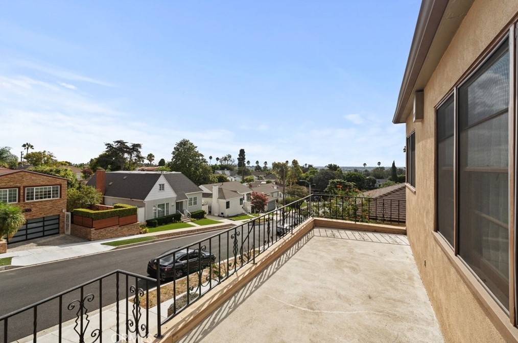 5515 Harcross Dr, Los Angeles, CA 90043-2141