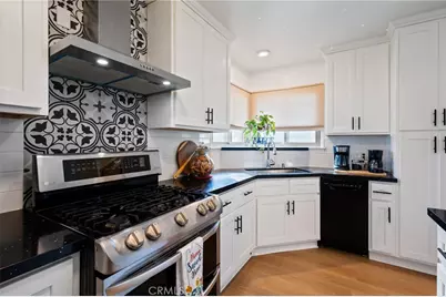 10725 S 8th Avenue, Inglewood, CA 90303 - Photo 12