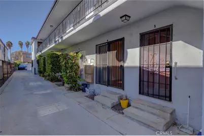 2615 Chariton Street, Los Angeles, CA 90034 - Photo 2