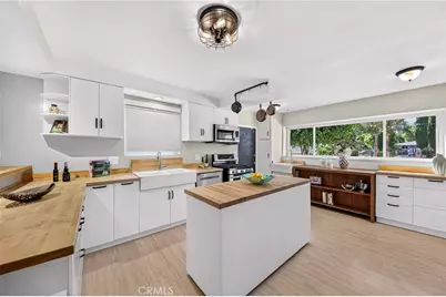 22817 Burbank Boulevard, Woodland Hills, CA 91367 - Photo 8