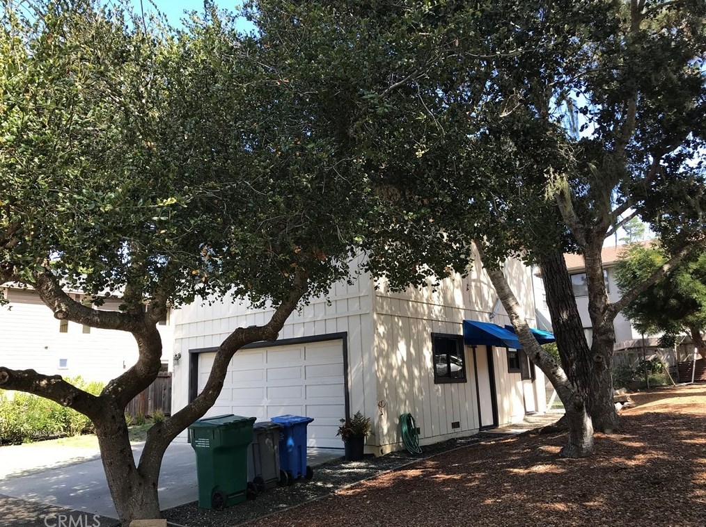 2040 Leona Dr, Cambria, CA 93428-5216