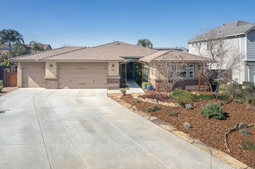1042 Kaweah, Clovis, CA 93619