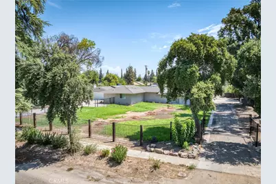4832 N Fruit Avenue, Fresno, CA 93705 - Photo 2