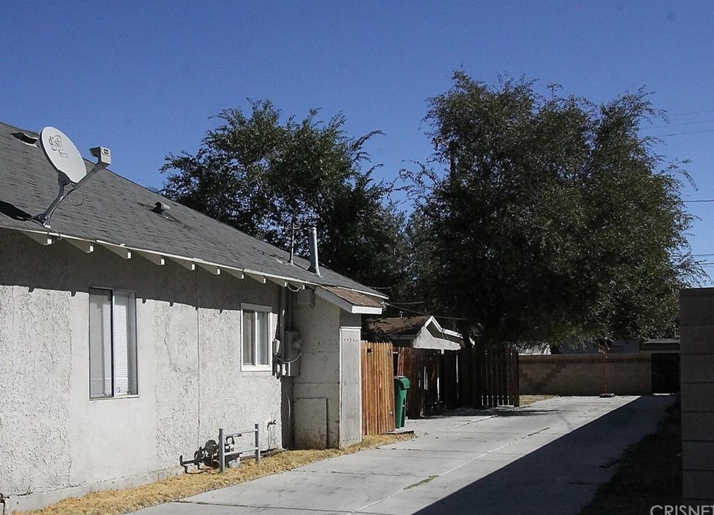 45142 Cedar Ave, Lancaster CA  93534-2510 exterior