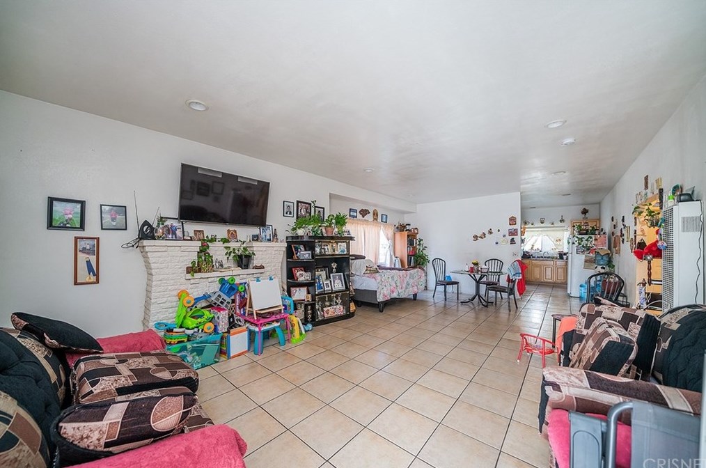 837 54th St, Los Angeles, CA 90011-5201