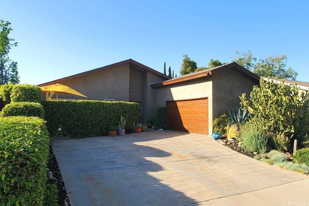 5521 Medea Valley Dr, Calabasas, CA 91301