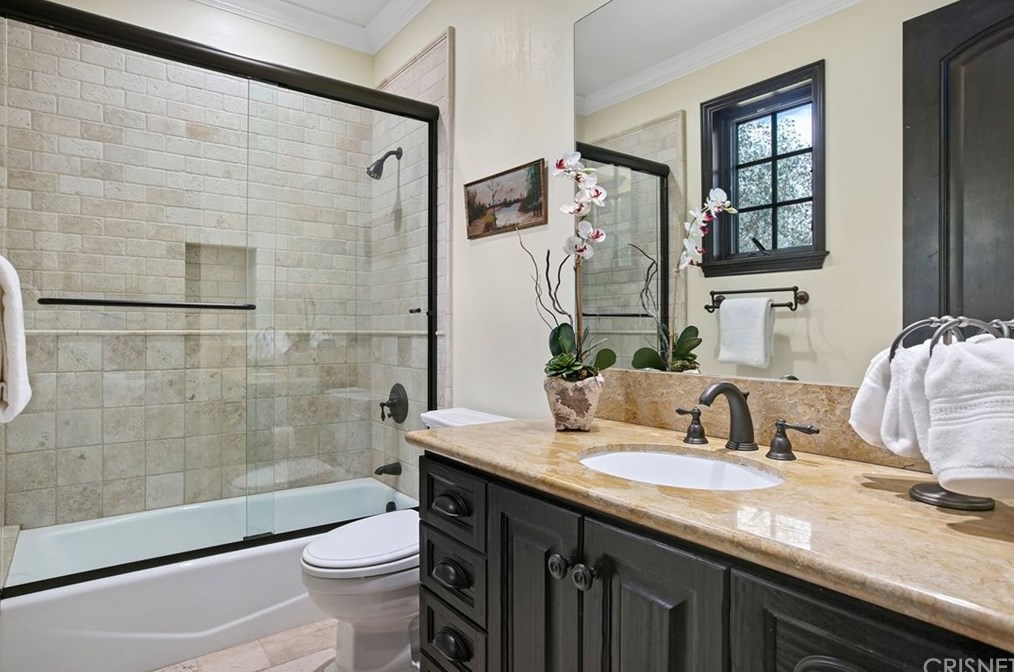 4928 Vanalden Ave, Los Angeles CA  91356-4718 exterior