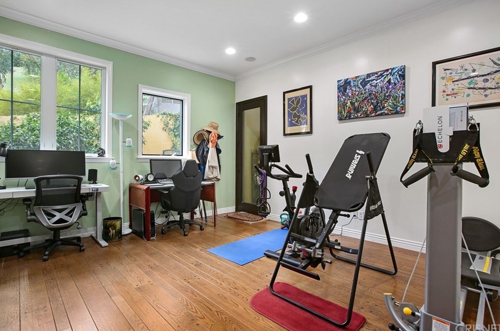 4928 Vanalden Ave, Los Angeles CA  91356-4718 exterior
