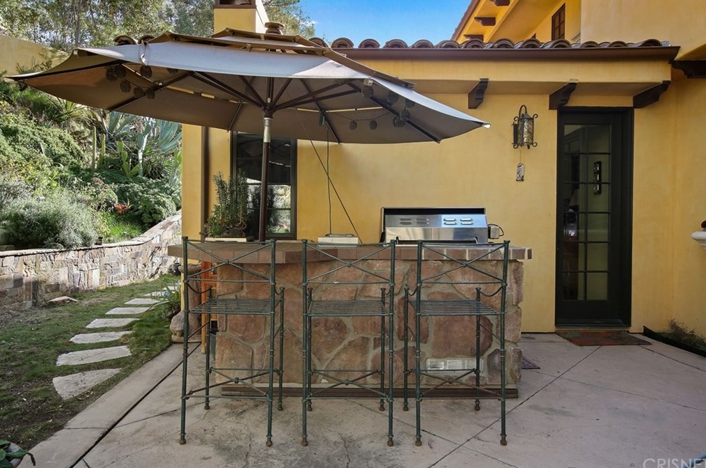 4928 Vanalden Ave, Los Angeles CA  91356-4718 exterior