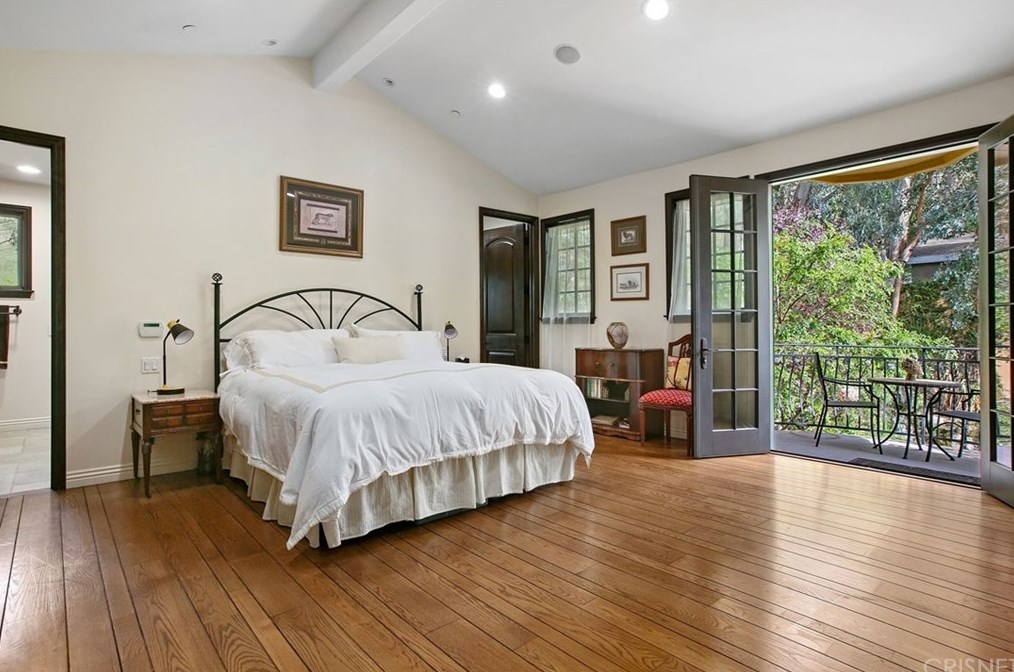 4928 Vanalden Ave, Los Angeles CA  91356-4718 exterior