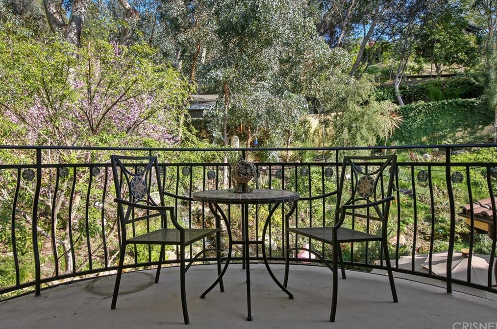 4928 Vanalden Ave, Los Angeles CA  91356-4718 exterior