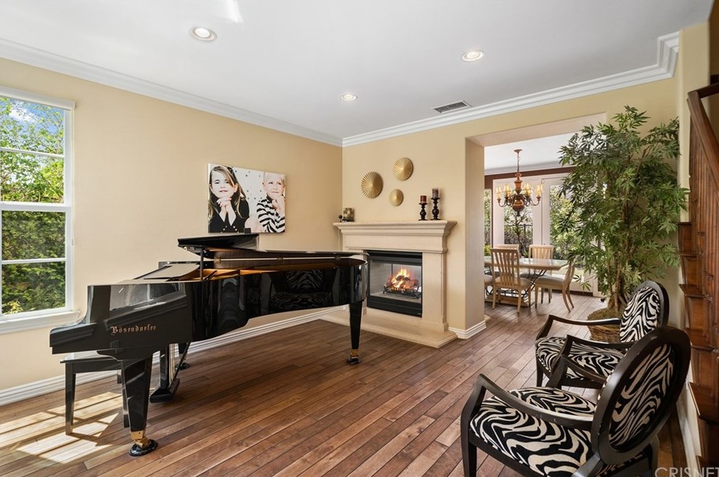 4703 Luna Ct, Calabasas, CA 91302