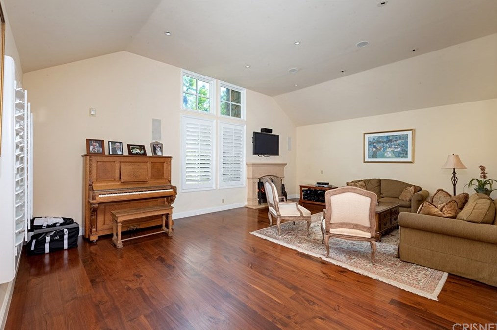 4039 Nogales Dr, Los Angeles CA  91356-5004 exterior