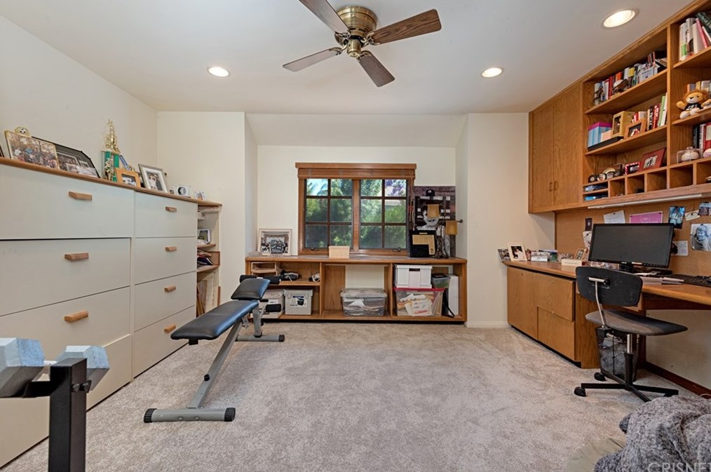 4039 Nogales Dr, Los Angeles CA  91356-5004 exterior