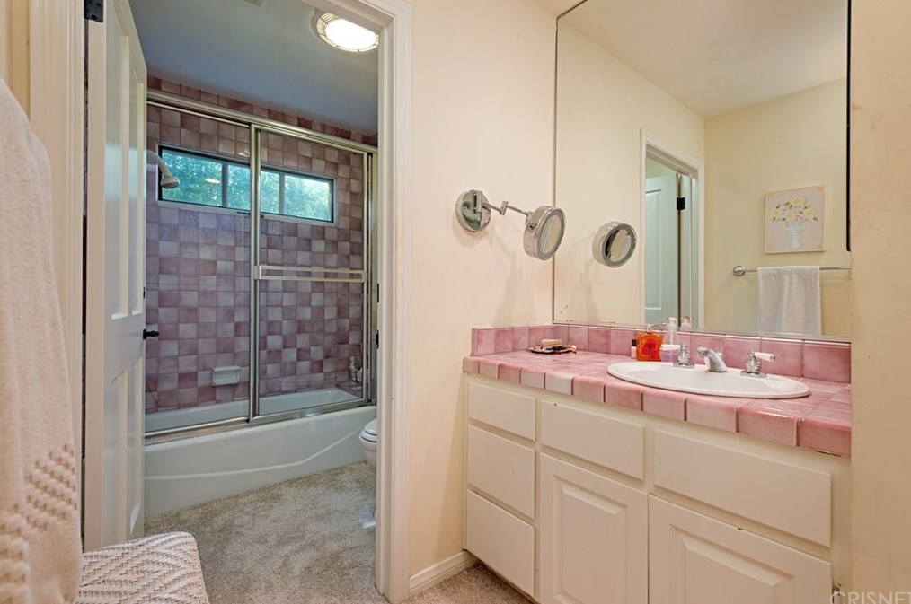 4039 Nogales Dr, Los Angeles CA  91356-5004 exterior