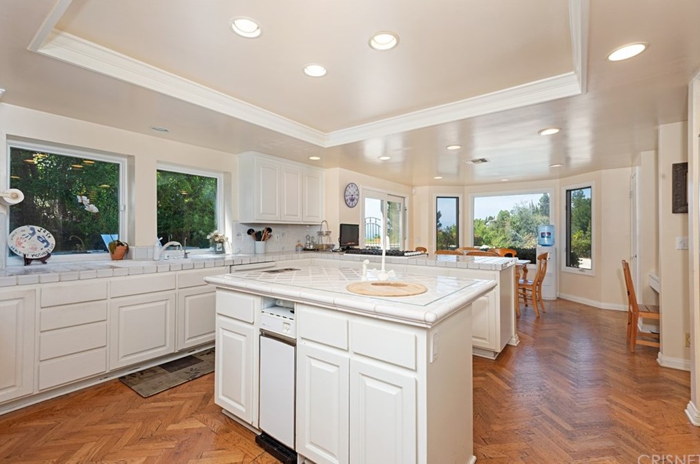 4039 Nogales Dr, Los Angeles CA  91356-5004 exterior