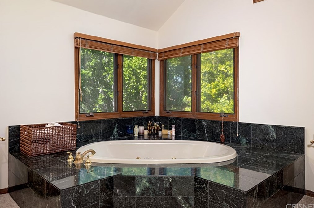 4039 Nogales Dr, Los Angeles CA  91356-5004 exterior