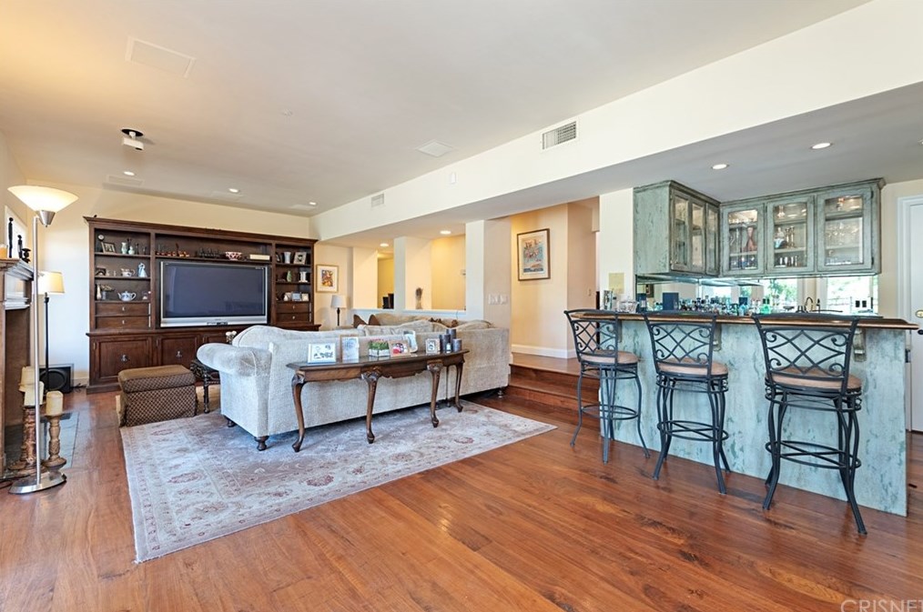 4039 Nogales Dr, Los Angeles CA  91356-5004 exterior