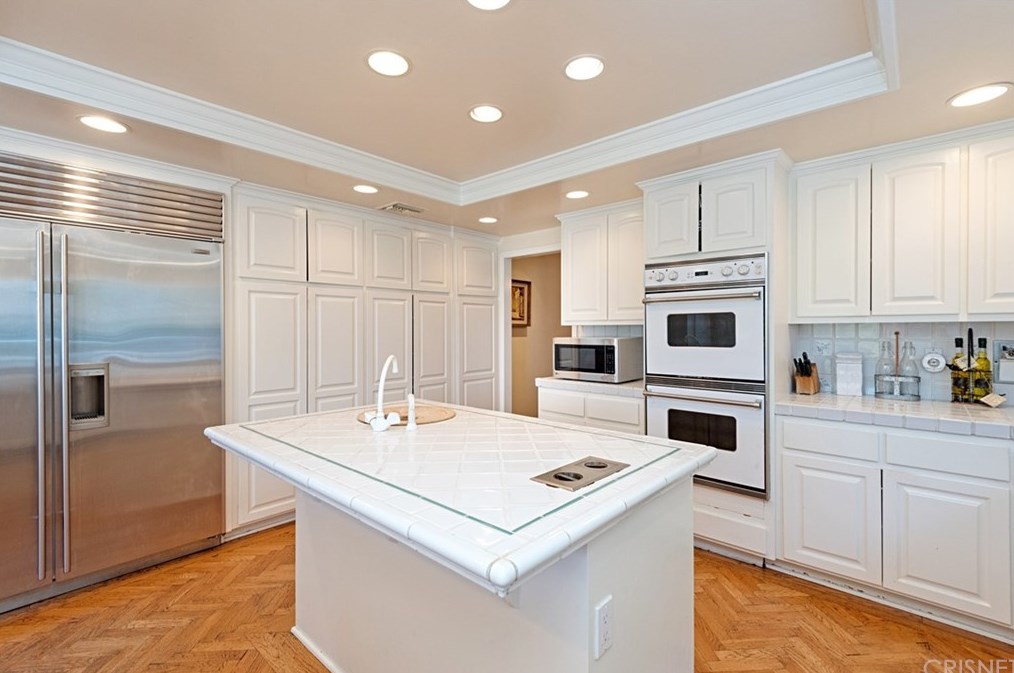 4039 Nogales Dr, Los Angeles CA  91356-5004 exterior