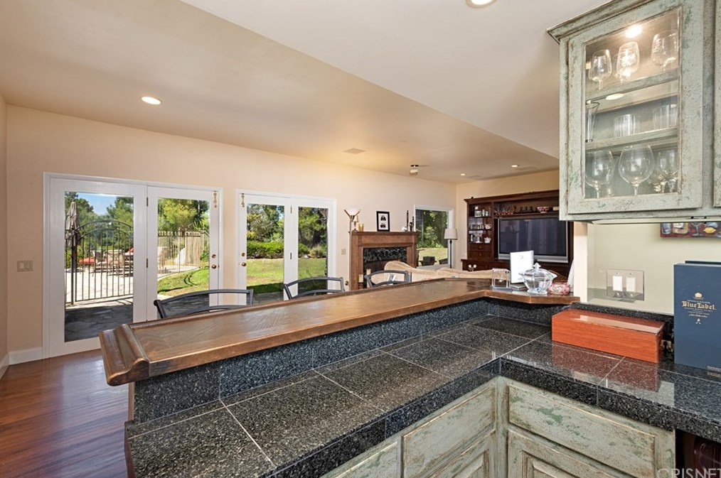 4039 Nogales Dr, Los Angeles CA  91356-5004 exterior