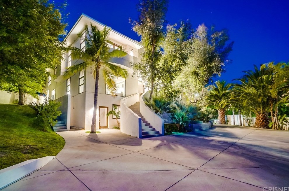 4990 Mecca Ave, Los Angeles CA  91356-4503 exterior