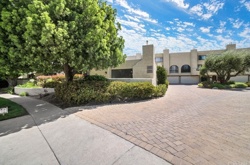 4241 Freedom Dr, Calabasas, CA 91302-5139