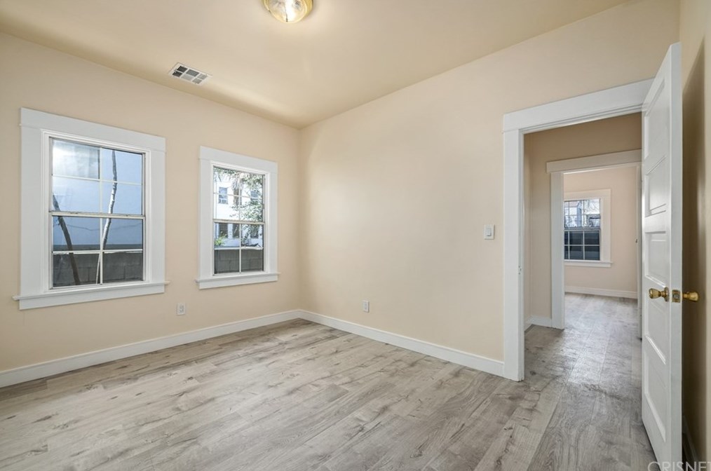 521 Heliotrope Dr, Los Angeles CA  90004-2905 exterior