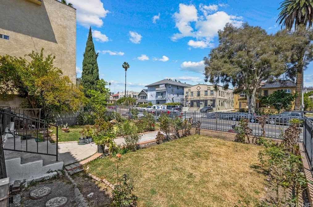 521 Heliotrope Dr, Los Angeles CA  90004-2905 exterior