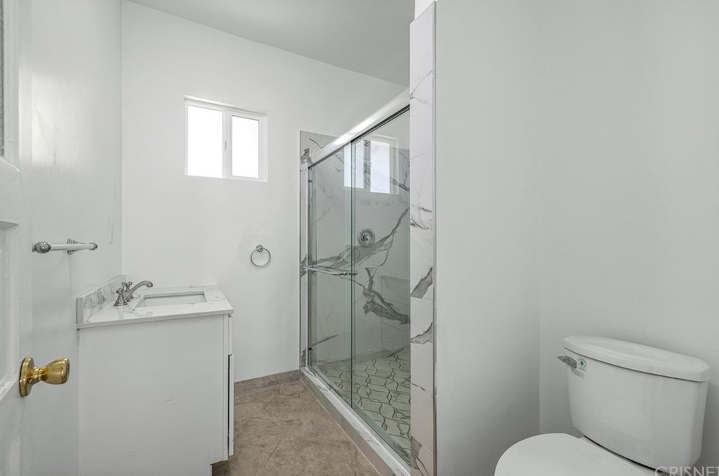 521 Heliotrope Dr, Los Angeles CA  90004-2905 exterior