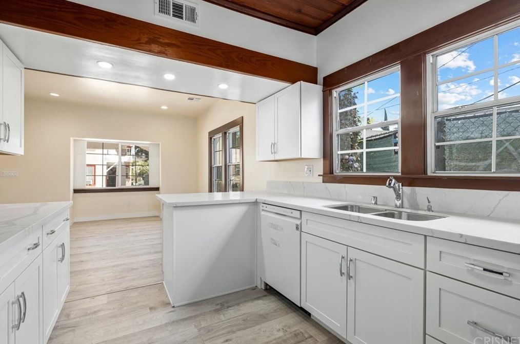 521 Heliotrope Dr, Los Angeles CA  90004-2905 exterior