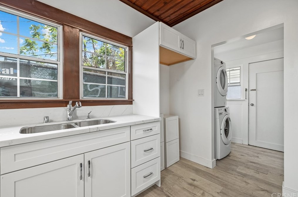 521 Heliotrope Dr, Los Angeles CA  90004-2905 exterior