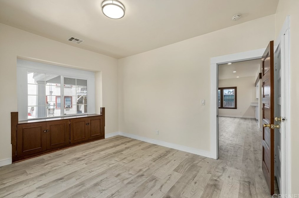 521 Heliotrope Dr, Los Angeles CA  90004-2905 exterior
