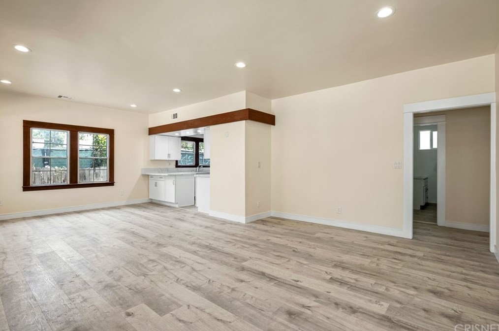 521 Heliotrope Dr, Los Angeles CA  90004-2905 exterior