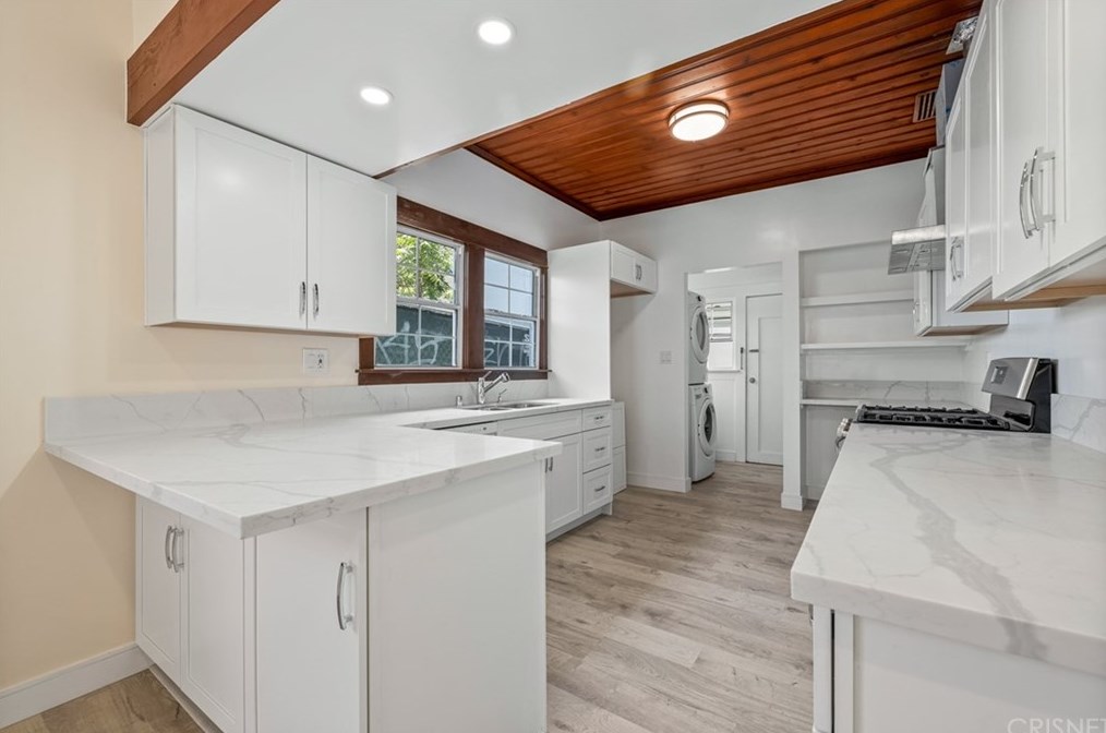 521 Heliotrope Dr, Los Angeles CA  90004-2905 exterior