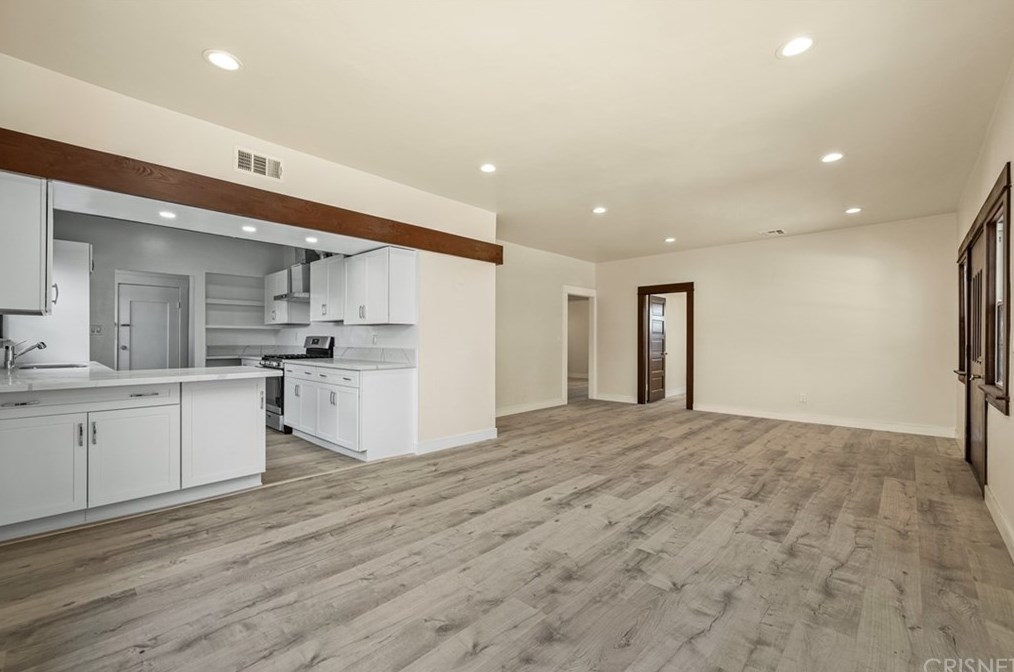 521 Heliotrope Dr, Los Angeles CA  90004-2905 exterior