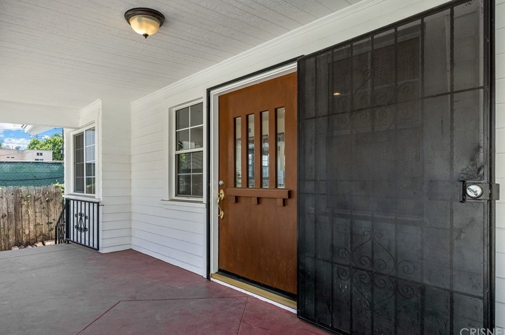 521 Heliotrope Dr, Los Angeles CA  90004-2905 exterior