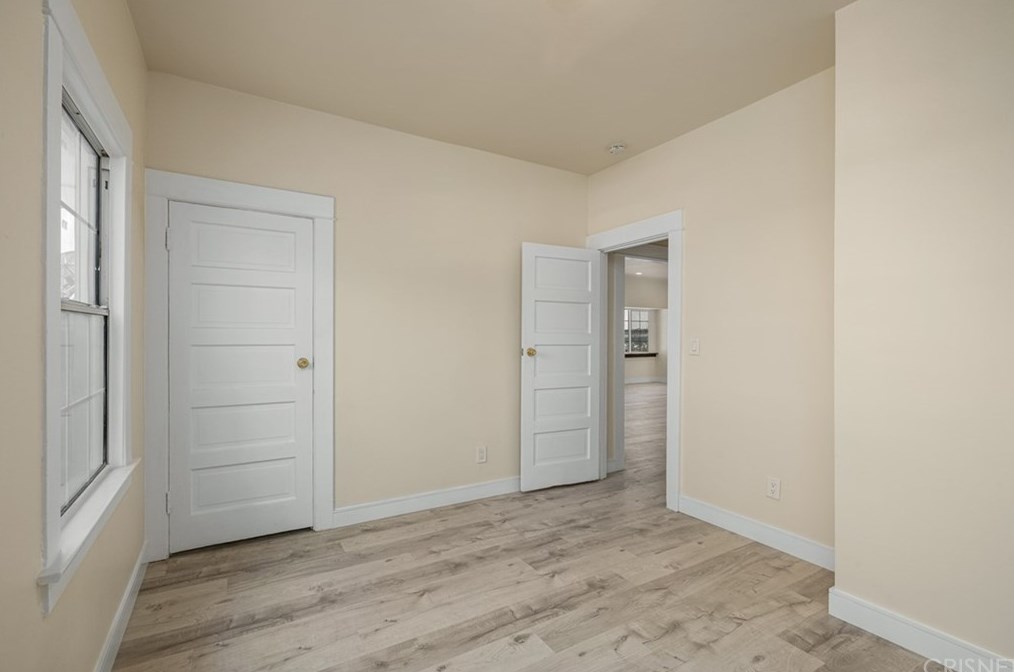 521 Heliotrope Dr, Los Angeles CA  90004-2905 exterior