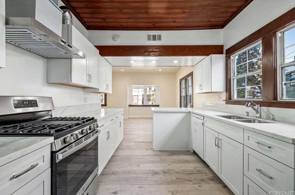 521 Heliotrope Dr, Los Angeles CA  90004-2905 exterior